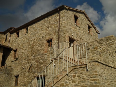 Picture of the outside, 3 floors, liveable 1st 2nd floor + terrace