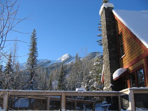 Views of Ski Hill. Outdoor Fireplace & BBQ.