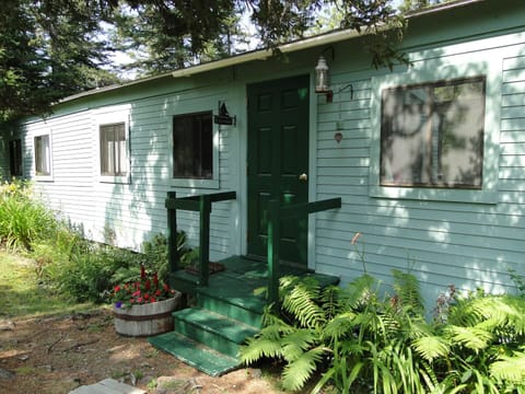 Front entrance of Keyhole cottage