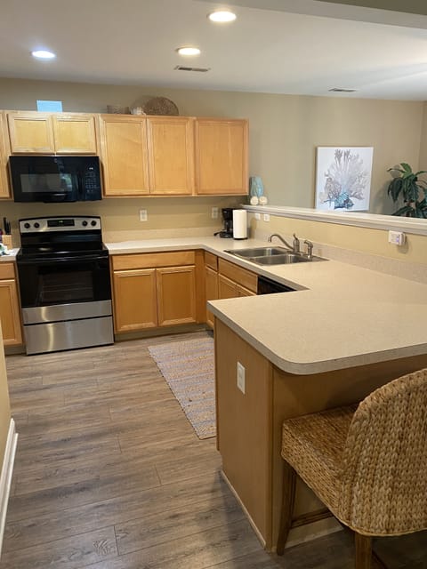 Kitchen with breakfast bar