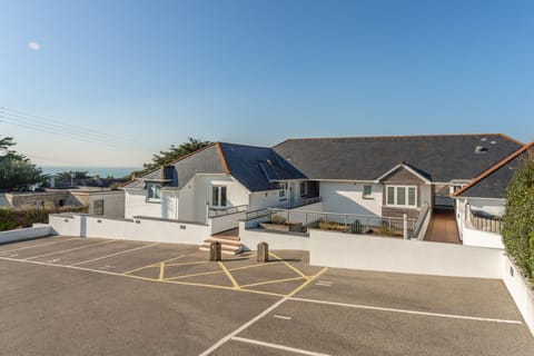 4 Pentire Rocks, Polzeath. A contemporary, attractive maisonette situated in New Polzeath, just a short walk to Polzeath beach