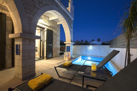 Great nights , next to the pool !