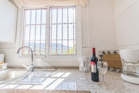 Enjoy the kitchen of this rural house in Alhaurín el Grande