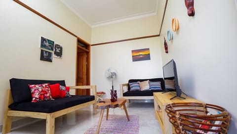 Sitting room area with Tv and African crafted decor