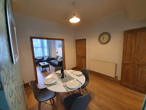 Through lounge with dining area