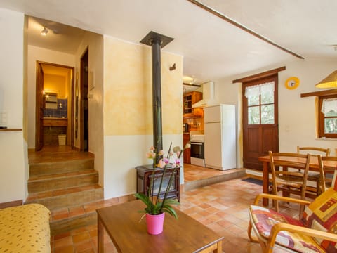 lou petarel, living area