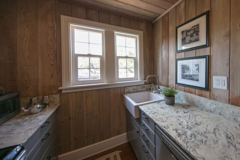 Kitchen Windows & Sink