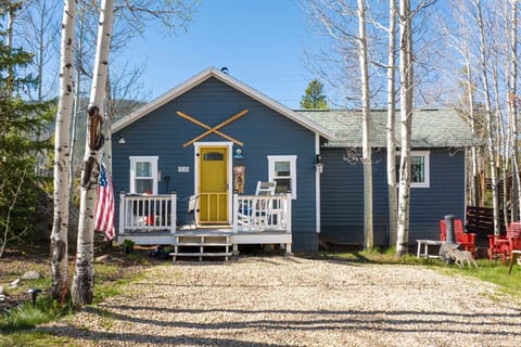 Parking right in front makes loading and unloading easy as you settle into your Grand Lake stay