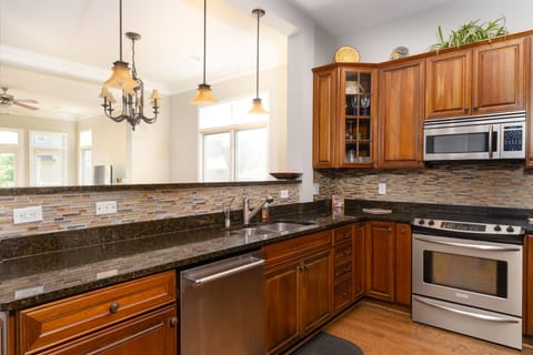 Additional kitchen shot