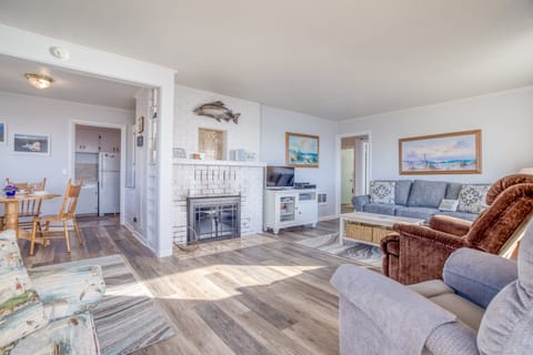 Living Room with fireplace