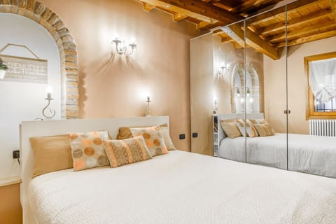 Ampio letto matrimoniale e armadio specchiato