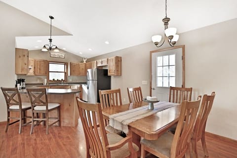 Kitchen and breakfast bar