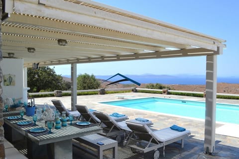 The pool, sea view, shaded dining area