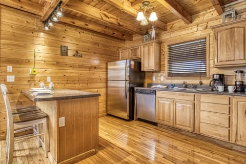 Log Cabin in the Smokies "Amazing Grace" - Fully furnished kitchen