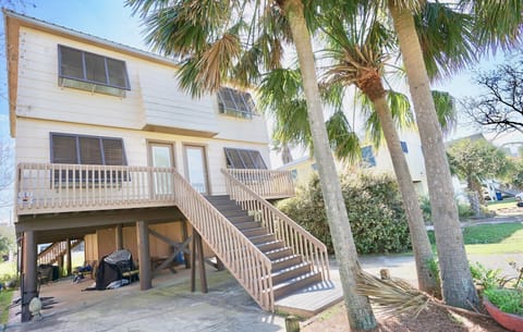 The "Three Palms" Duplex is centrally located