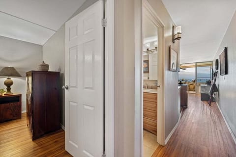 Island Sands 210 hallway1