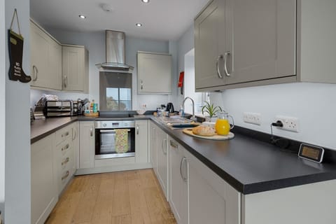 Well equipped kitchen with oven, hobs, grill, fridge, kettle, toaster, microwave and washer/dryer