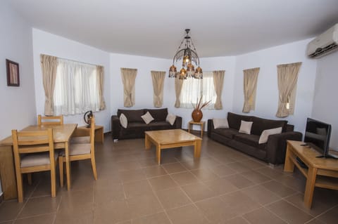 Spacious living area with dining table & chairs