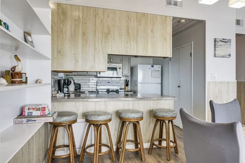 Kitchen | Cooking Basics | Bar Seating | Drip Coffee Maker