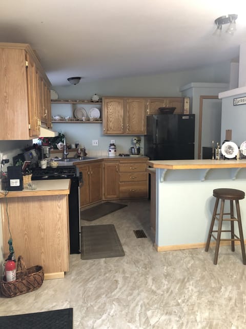 Fully furnished kitchen. Gas Range. Ice maker. Dishwasher.