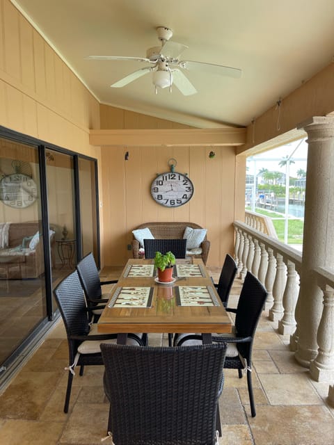 Outdoor dining for 6