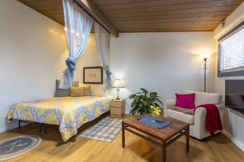 Adorable studio apartment by the beach