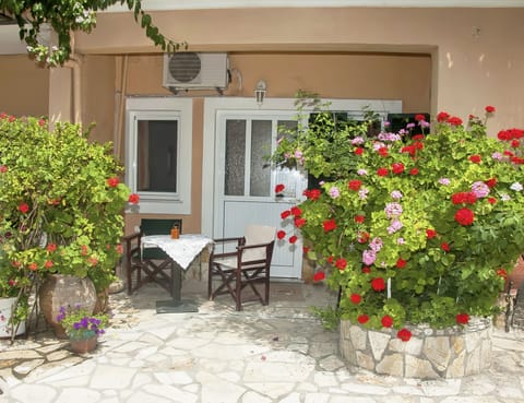 STUDIO B: Approx. 32 sqm, for max. 2 persons on the ground floor. terrace