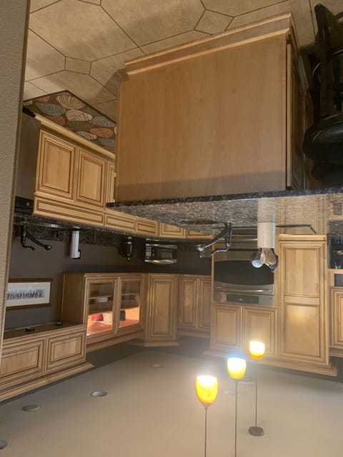 Chefs kitchen with 3 ovens. Well stocked.