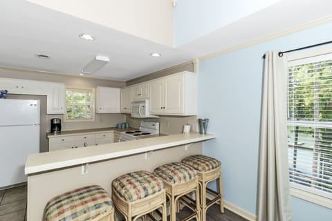 Kitchen & Breakfast bar