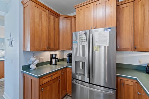 Refrig with 2 icemakers! Keurig and regular coffee makers!