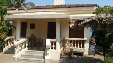 Detached 2 Bedroom 2 Bathroom Poolside Beach Bungalow