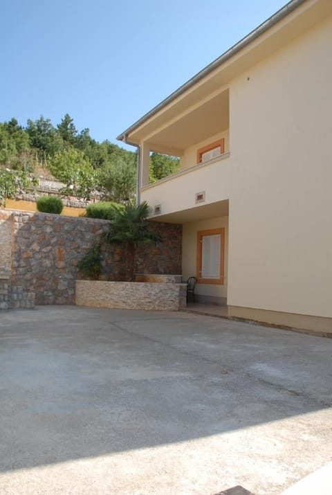 side view (main entrance) - first floor