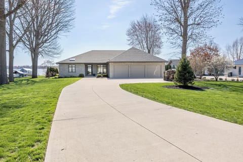 large driveway with plenty of parking