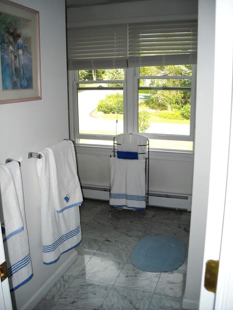 Upstairs Full Bathroom