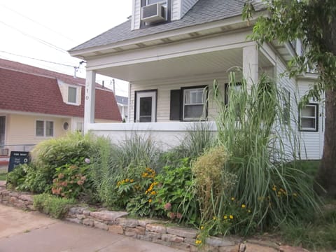 Cute Beach House !!  1-1/2 blocks to the Ocean !!