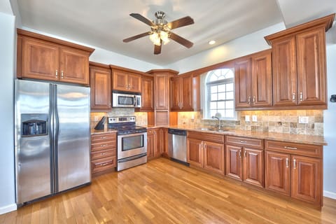 Fully Stocked, Modern Kitchen w/Granite Counters and Stainless Steel Appliances