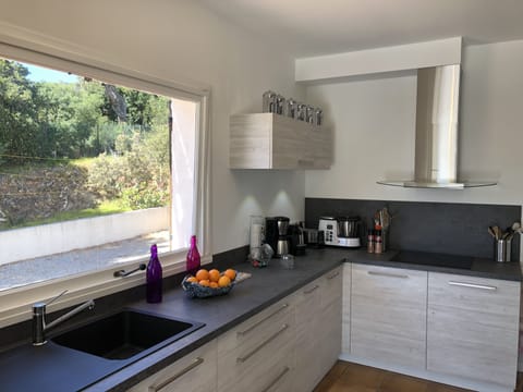 Fully equipped kitchen Nespresso coffee maker and filter - toaster- kettle