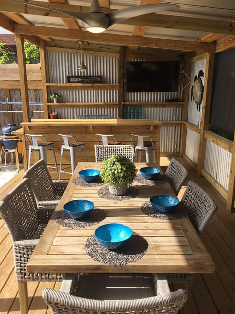 6 person dining on pool deck, bar, outdoor TV