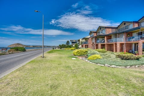 Directly situated on Encounter Bay’s iconic Franklin Parade with uninterrupted ocean views, including views of Granite Island