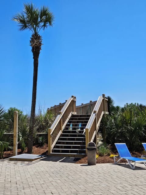 WalkwayTo the Beach from Pool area!!