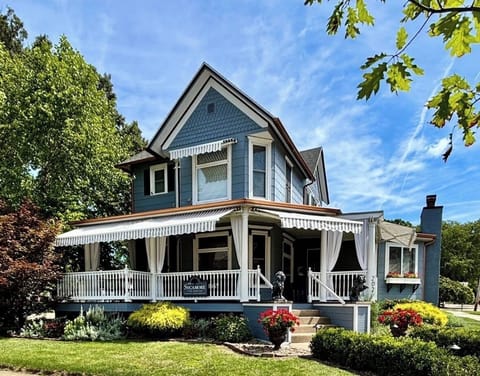 Sycamore Guesthouse, Three Oaks, Michigan. 5+ bedrooms, 5-1/2 baths.