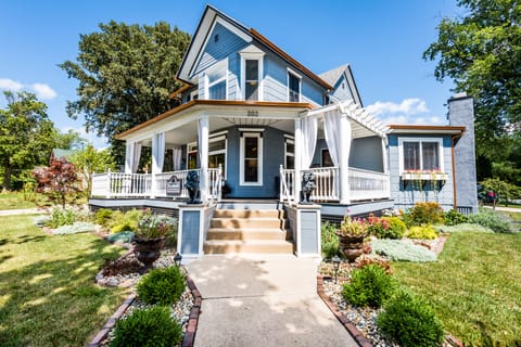 Sycamore Guesthouse, 6 Bedrooms, sleeps 12+ adults & children.