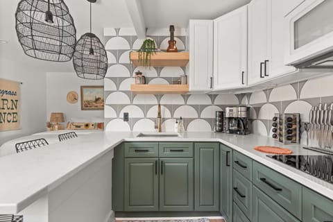 Well equipped kitchen with 4 burner cooktop (no oven)