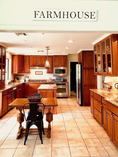 Full chef's kitchen with island and small kitchen table