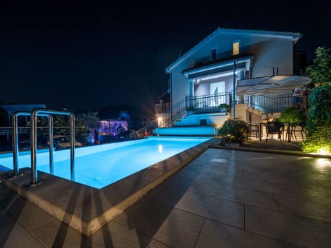 Water, Plant, Sky, Swimming Pool, Building, Leisure, Condominium, Eco Hotel, Recreation, Resort Town