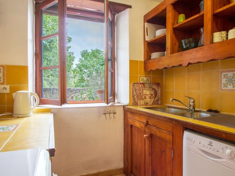 the kitchen, all furnisched