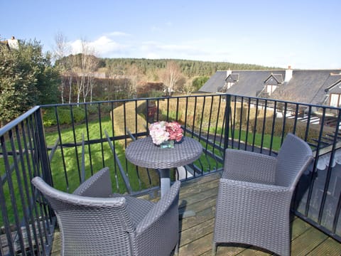 Peaceful balcony from which to take in the view | Holly - Woodland Retreat, Wadebridge