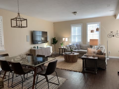 Roomy and cozy living room 
