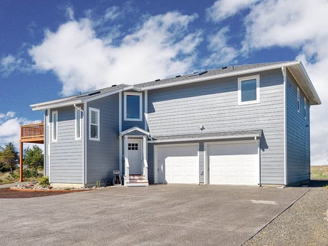 Calder Beachfront Retreat - plenty of parking space for your group