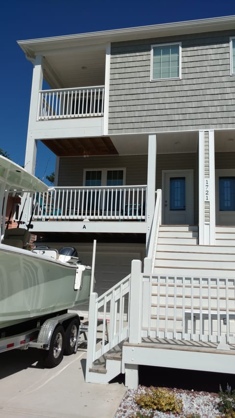 Side A 3bd 4 bath. If dates available Both sides can be rented for a 6 bedroom. 